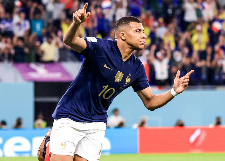 足坛众星动态：赛场内外各展风采